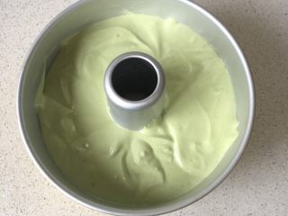 12、菠菜戚风蛋糕,倒入中空模具，震一下气泡