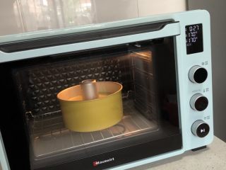 13、菠菜戚风蛋糕,送入预热好的烤箱，底层，170度烤25分钟左右