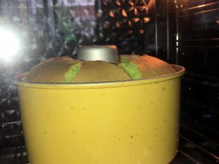 14、菠菜戚风蛋糕,涨到最高点后慢慢回落，再烤几分钟就差不多