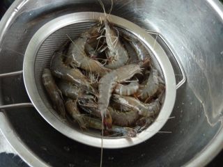 2、香葱干煸虾,鲜虾洗后晾去水份