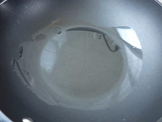 3、香葱干煸虾,热锅，烧热山茶油