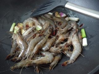 5、香葱干煸虾,投入鲜虾