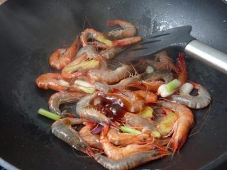 7、香葱干煸虾,再下盐炒均匀