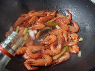 9、香葱干煸虾,开盖加入酒