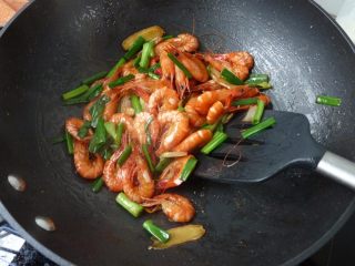12、香葱干煸虾,翻炒后，关火