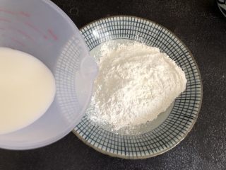 3、奥利奥雪媚娘,因为家里没有牛奶了，所以用清水75g加奶油5g调合的倒入搅拌