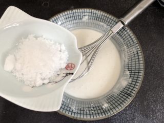 4、奥利奥雪媚娘,加入白糖20g搅拌均匀