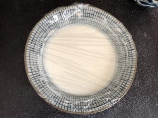 5、奥利奥雪媚娘,搅拌好的面糊覆盖保鲜膜，保鲜膜上扎几个小孔