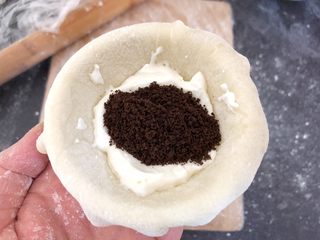 11、奥利奥雪媚娘,擀好的皮放入雪媚娘模具中，挖一勺奶油再来一勺奥利奥饼干碎，再盖一层奶油，沿着边缘提起封好口