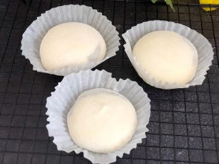 12、奥利奥雪媚娘,倒扣在纸托里就可以了。