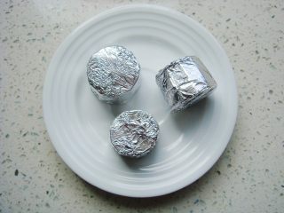 2、草帽编织饼干,用锡纸把胡萝卜包起来，草帽支撑部分就做好了。（也可以用其他类似的做支撑）