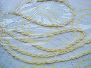 8、草帽编织饼干,编好的小辫子要及时盖上保鲜膜，避免风干。