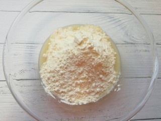 2、百变水果 水果披萨,加入黄油（黄油提前软化）和高筋面粉。