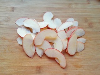 8、百变水果 水果披萨,苹果洗干净去核切成薄片。