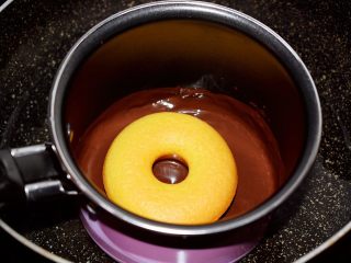 11、巧克力蛋糕甜甜圈,把蛋糕甜甜圈放入沾裹上巧克力