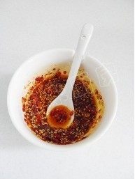 3、香拌鸡丝,用勺子搅拌均匀