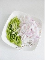 5、香拌鸡丝,洋葱切丝，香菜摘去椰子，香菜梗切段备用