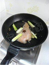 6、香拌鸡丝,锅内加水，放入葱姜蒜、花椒、八角和鸡胸肉，大火煮8分钟，关火后再焖5分钟