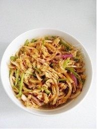 12、香拌鸡丝,根据个人口味添加适量盐调味，拌匀即可