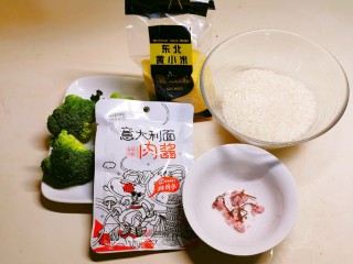 1、酱心营养饭团,食材准备好