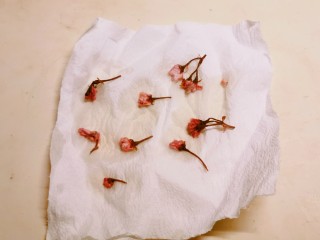 3、酱心营养饭团,盐渍鲜花用清水浸泡 放到厨房用纸上吸干水分备用