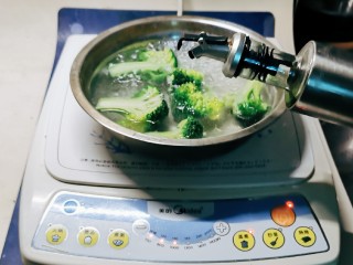 7、酱心营养饭团,西兰花清洗干净放入开水中汆烫 水中加入盐和几滴食用油