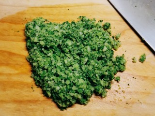 8、酱心营养饭团,汆烫捞出 切碎