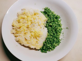 9、酱心营养饭团,西兰花碎与米饭放入大碗