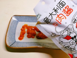 11、酱心营养饭团,将酷克壹佰番茄肉酱挤到盘子上 摊平备用