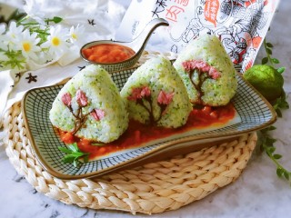 17、酱心营养饭团,做好的饭团直接放到准备好的番茄肉酱上面，美味即食。