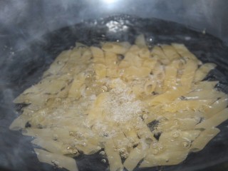 7、幸福早餐~奶油火腿通心粉,放入通心粉煮