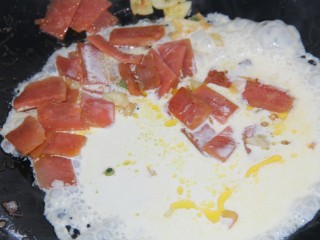 12、幸福早餐~奶油火腿通心粉,火腿炒熟，加入奶油