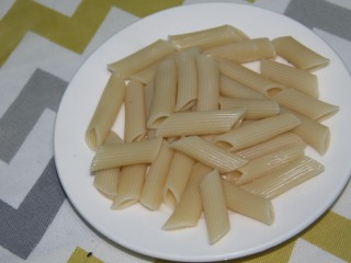 15、幸福早餐~奶油火腿通心粉,通心粉煮好盛出