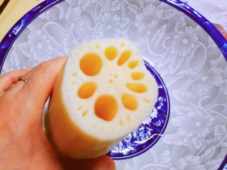4、糯米藕,将里面的孔洞都冲洗干净