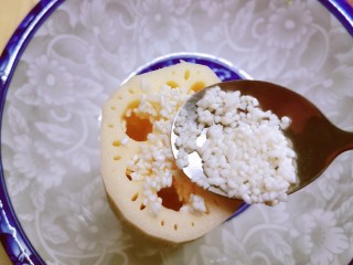 5、糯米藕,将泡好米灌入孔洞中