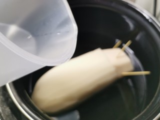 8、糯米藕,放入压力锅内胆 同时注入清水