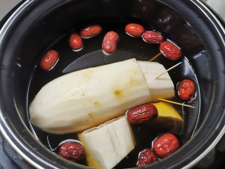 10、糯米藕,放入红枣