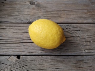 2、柠檬薏米水,选购柠檬时,挑选色泽鲜润,果质坚挺不萎蔫,表面干净没有斑点及无褐色斑块,有浓郁香味的品种为佳。