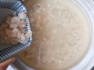 8、柠檬薏米水,关火后加入黄冰糖。