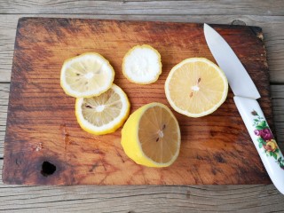 10、柠檬薏米水,柠檬用陶瓷刀切薄片。(最好不要用金属刀切水果,水果中的酸碱盐等电解质会加速金属的化学反应,使金属锈易生锈斑)