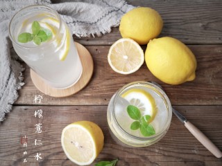 14、柠檬薏米水,漂亮又好喝的柠檬薏米水就完成啦。