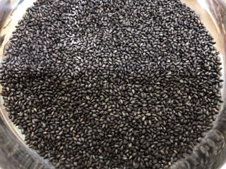 2、黑芝麻蛋卷,放入锅里炒香备用