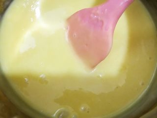 8、黑芝麻蛋卷,翻拌至无面粉颗粒