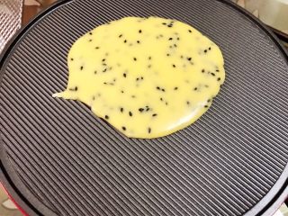 11、黑芝麻蛋卷,蛋卷机提前预热，舀入一勺面糊