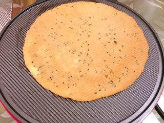 13、黑芝麻蛋卷,等四周没有蒸汽出来，能闻到香味就要揭开盖子查看