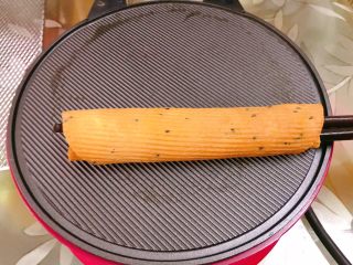 14、黑芝麻蛋卷,用筷子卷起