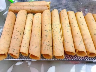 15、黑芝麻蛋卷,放在晾架上晾凉