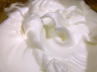 9、海苔肉松小贝,打发至能湿性大勺拉出小弯钩即可