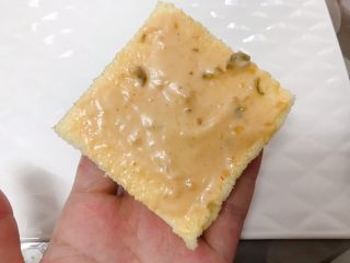 18、海苔肉松小贝,先取一片蛋糕片抹上沙拉酱或者千岛酱，再盖上一块蛋糕片