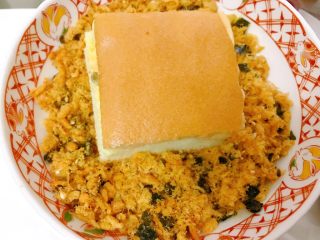 19、海苔肉松小贝,然后每一个长都抹上沙拉酱后放入肉松里滚一圈，尽量裹的满一些